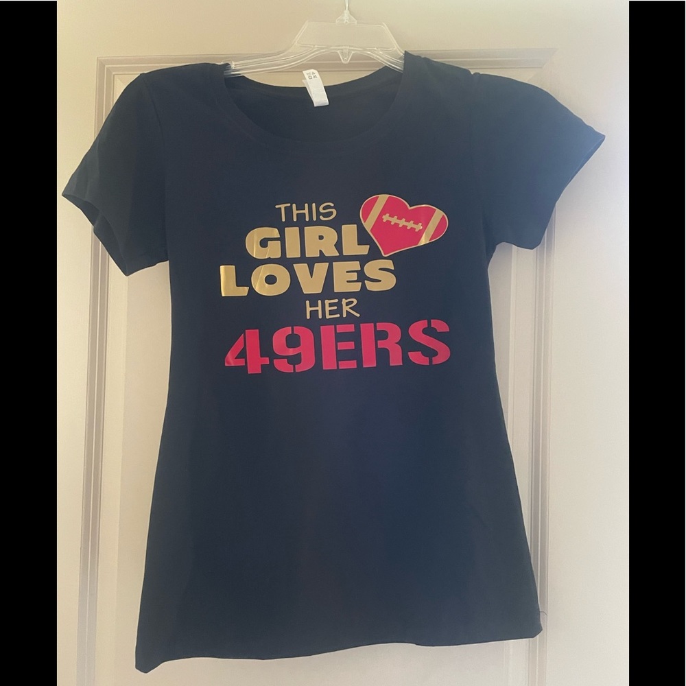 Women’s San Francisco 49er T-shirt says this girl loves her 49ers M